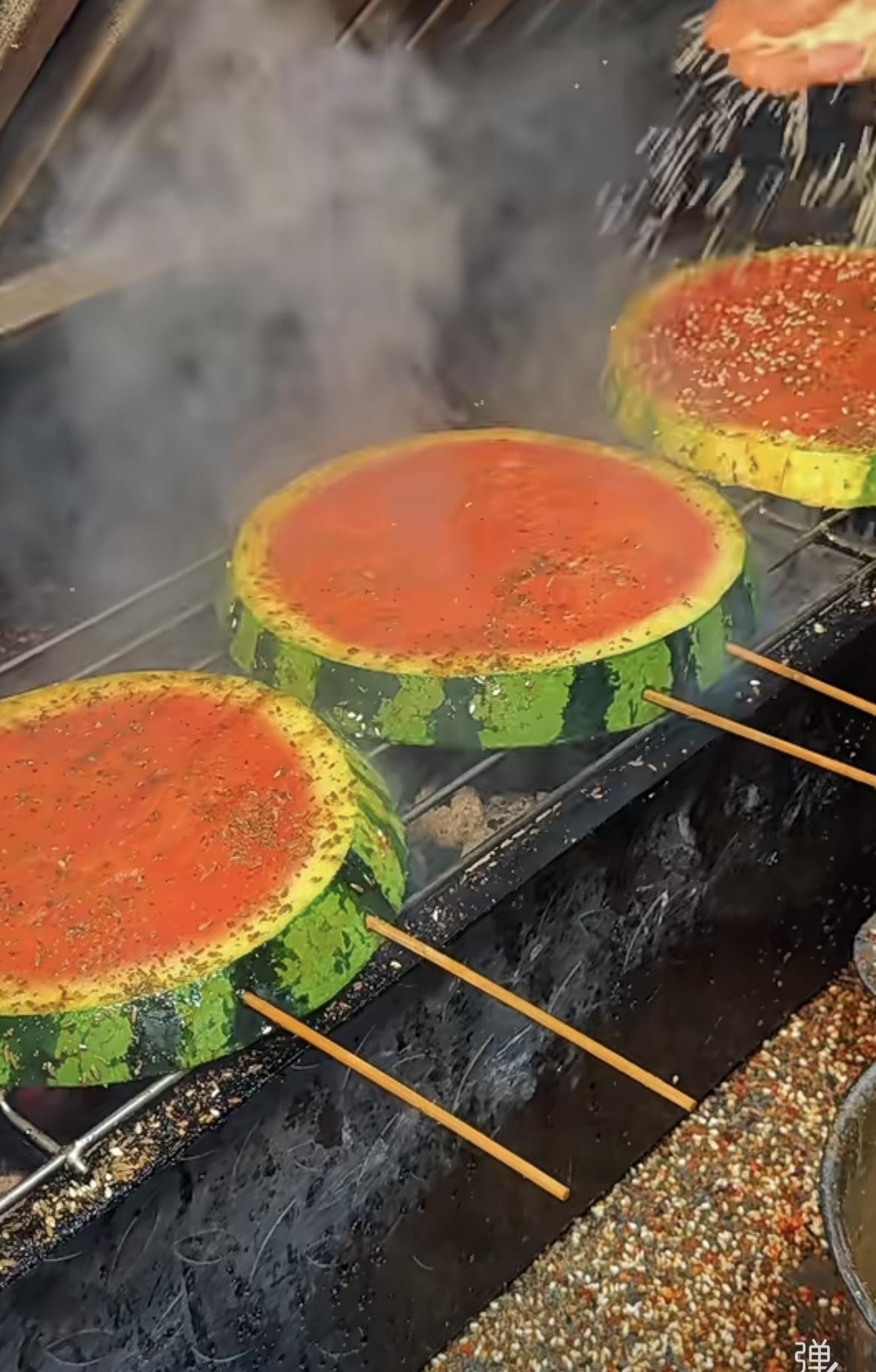 烤西瓜片，撒上孜然，味道美妙、2026年的夏天同志们能吃上烤西瓜！