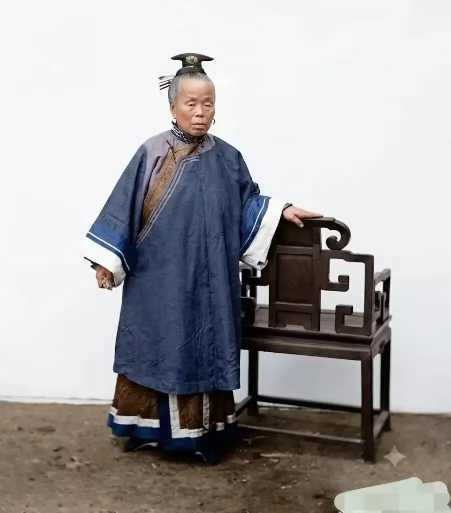 晚清，李鸿章的母亲李氏罕见留影，她身着宽袍，手扶木椅神情肃穆 