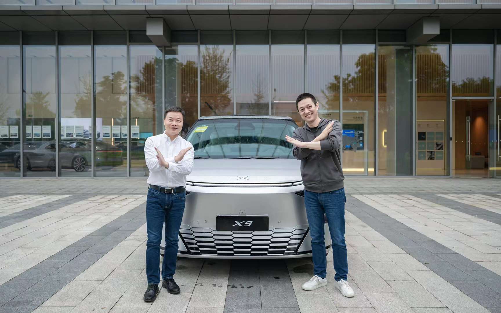 李斌今天在合肥喜提#小鹏X9#，成为鹏友何小鹏也在现场表示年底要买#蔚来ET9#
