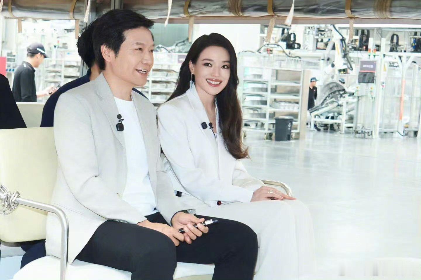 舒淇晒与雷军合照网友玩了两年的"SU7=舒淇"谐音梗真被雷军听进去了，请来当代言