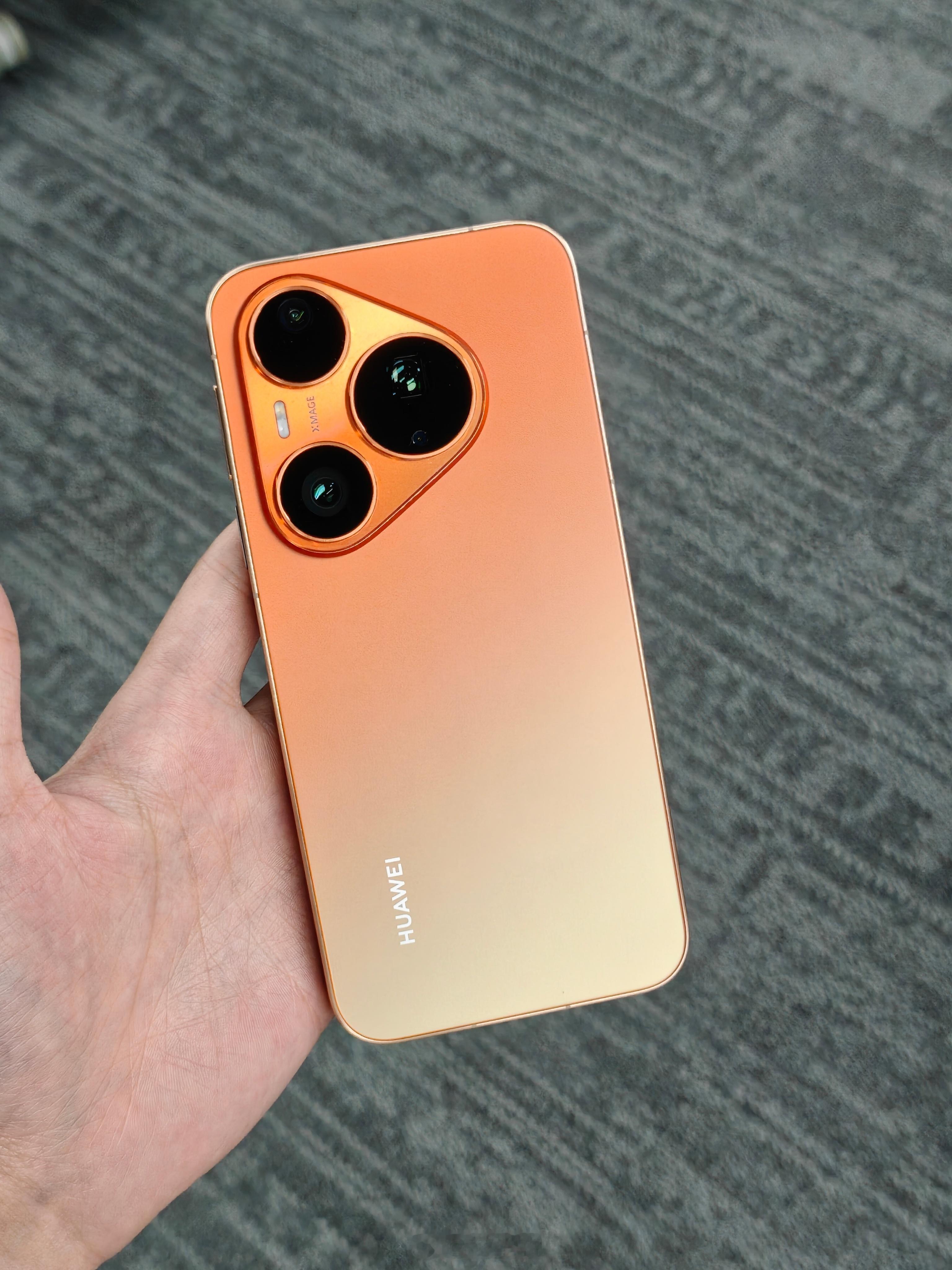 华为Pura 90 Pro橙色的边框，是现在比较少见的拉丝工艺，还做成了亮面的，