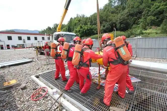 十问县应急局局长
 
1. 我县在推进安全生产“党政同责、一岗双责”落实中，针对