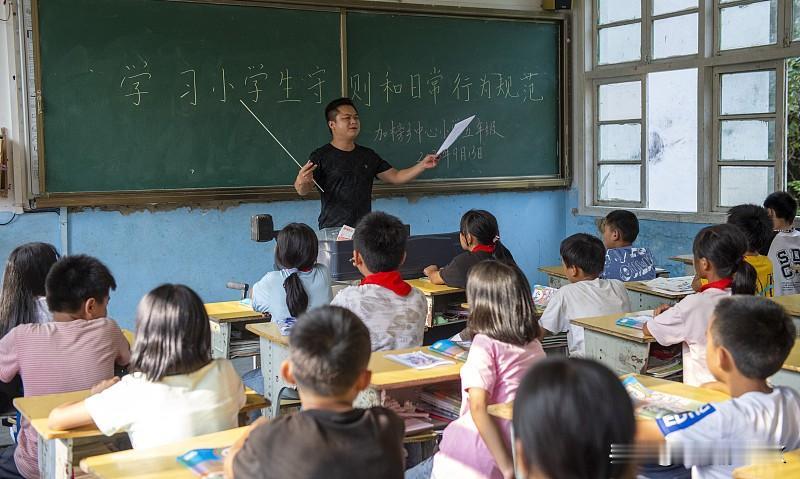 学生时代遇到的老师里，小学班主任张淑梅是刻进我记忆里的人。
她丈夫常年瘫痪在床，
