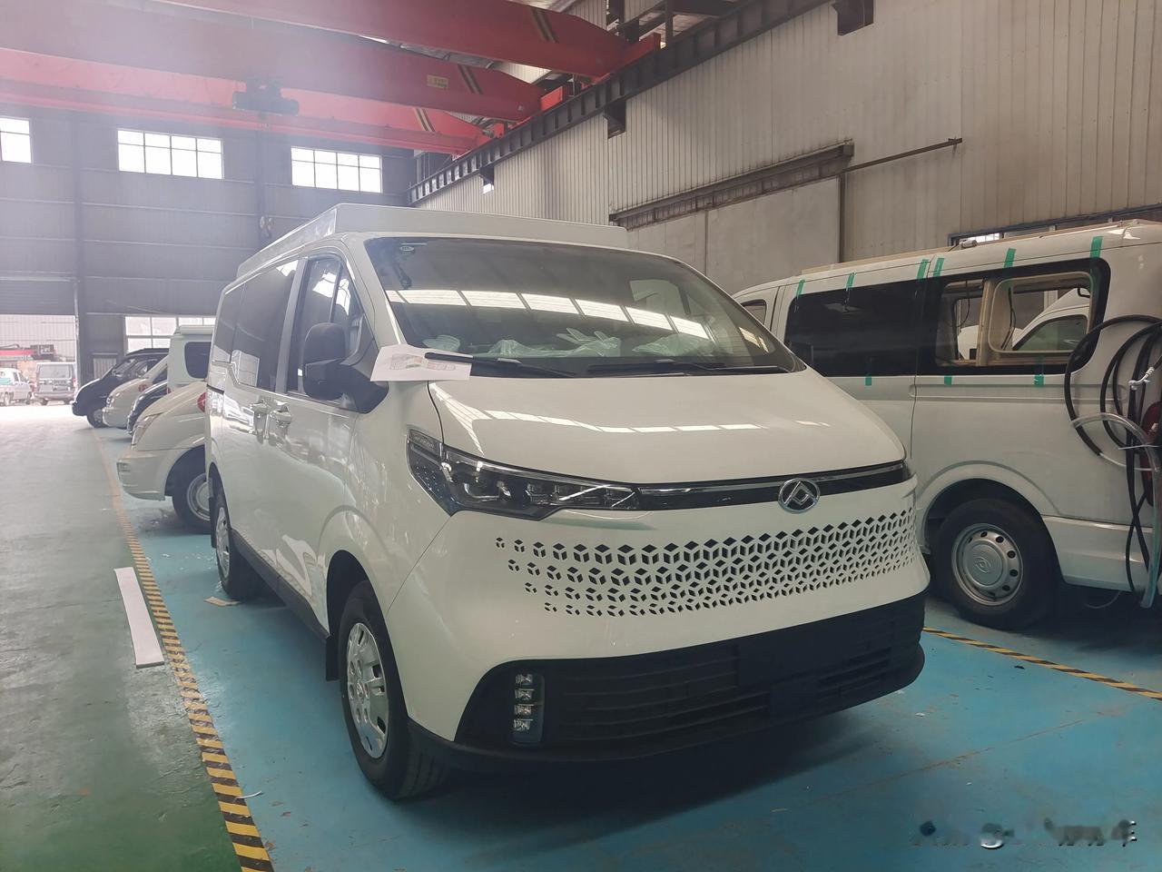作为对标福特新全顺的车型，上汽大通已推出V70来抢占市场。

       这款