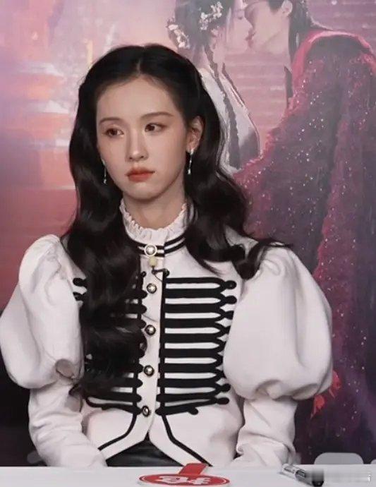 陈都灵这个妆容也不是很适合她，特别是眼妆 