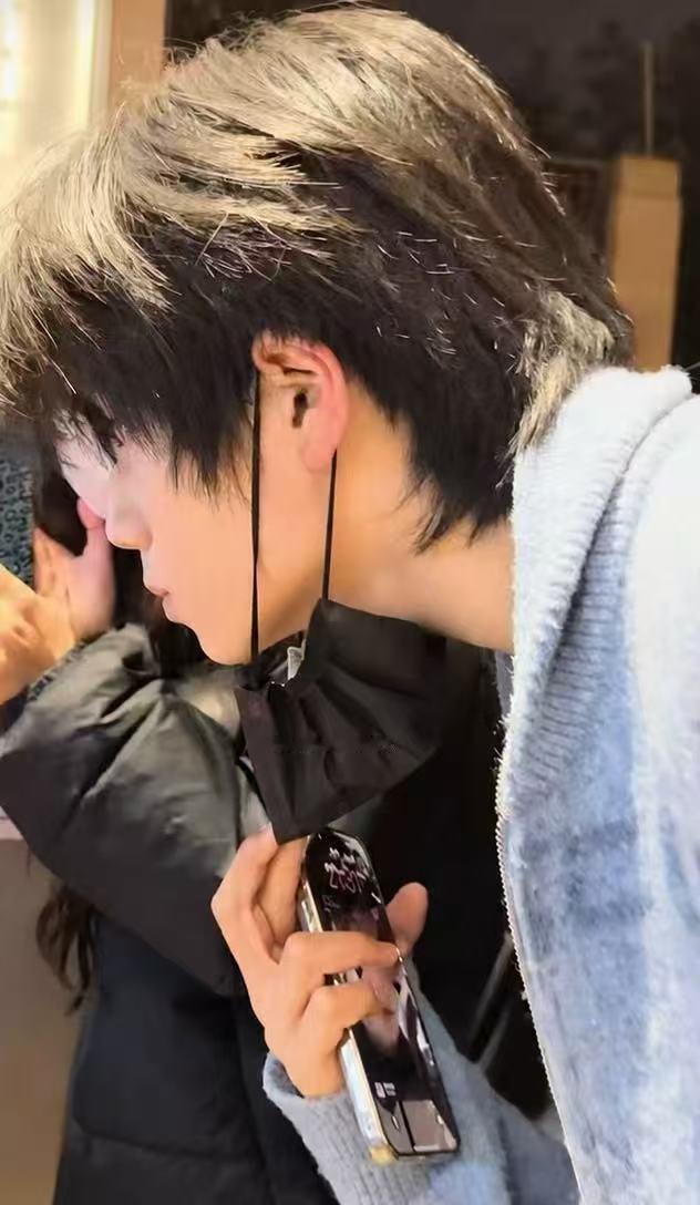 王橹杰的手机壁纸是穆祉丞纪念这个伟大的时刻，橹穆你们纠缠一辈子吧🥹💧 