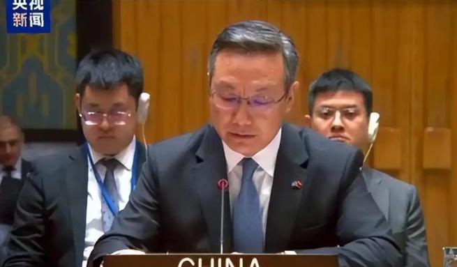 你敢相信吗？当英国人还在对着台海指手画脚，试图扮演“国际规则守护者”的时候，还没