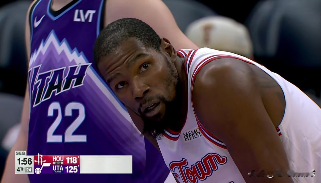 火箭超级球星杜兰特真是太迷茫了！在今天进行的火箭和爵士的比赛中，当时比赛进行到了