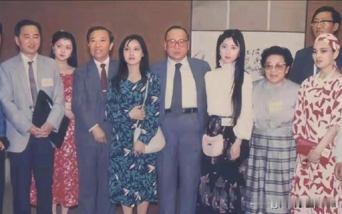 这张老照片太惊艳了，陈晓旭长发飘飘简单的白衬衫黑裙子，感觉整个人温婉明亮，气质很