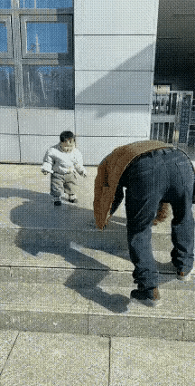 真是万万没想到，爷爷的智商居然被小孙子给碾压了。一位爷爷带着孙子出门，到了台阶跟