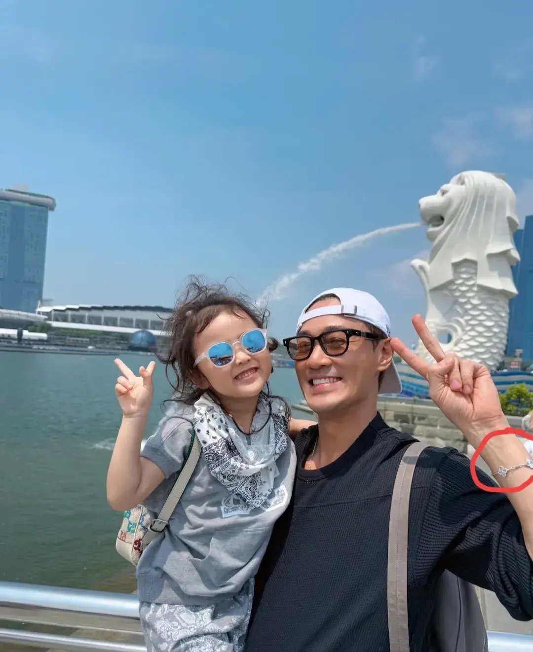 林峯一家新加坡度假罕见晒出全家福，4岁女儿戴奢侈品手链抢镜，娱乐圈星二代都开始照