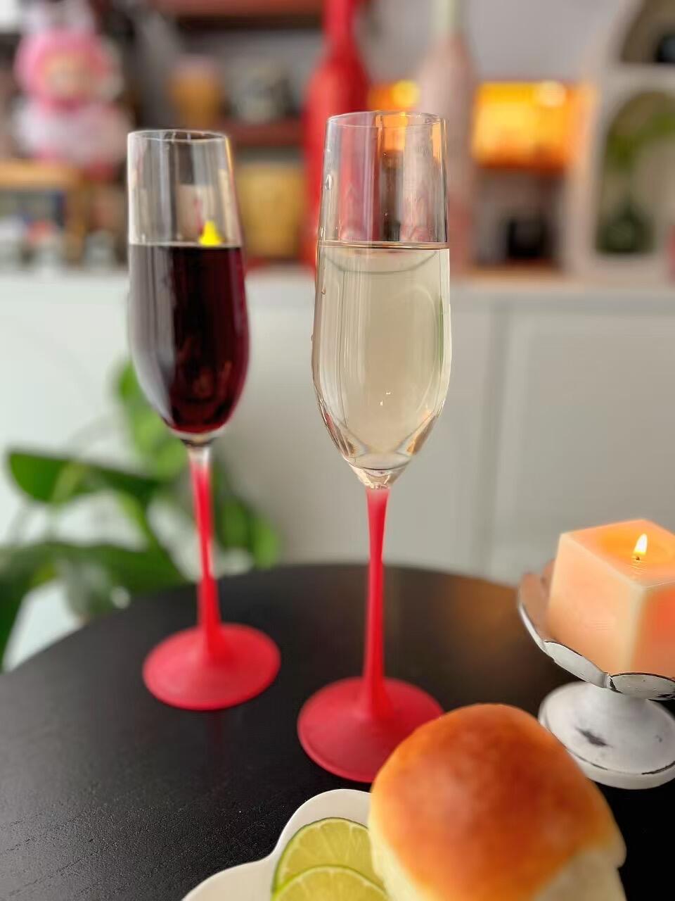 闺蜜送来果酒～桑格利亚红酒 在家也可以微醺感觉真好 果香浓郁入口香甜 ...