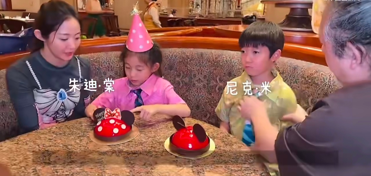万千惠三宝儿子女儿近照音乐人三宝比妻子万千惠大25岁，两人婚后三年抱俩，婚后万千