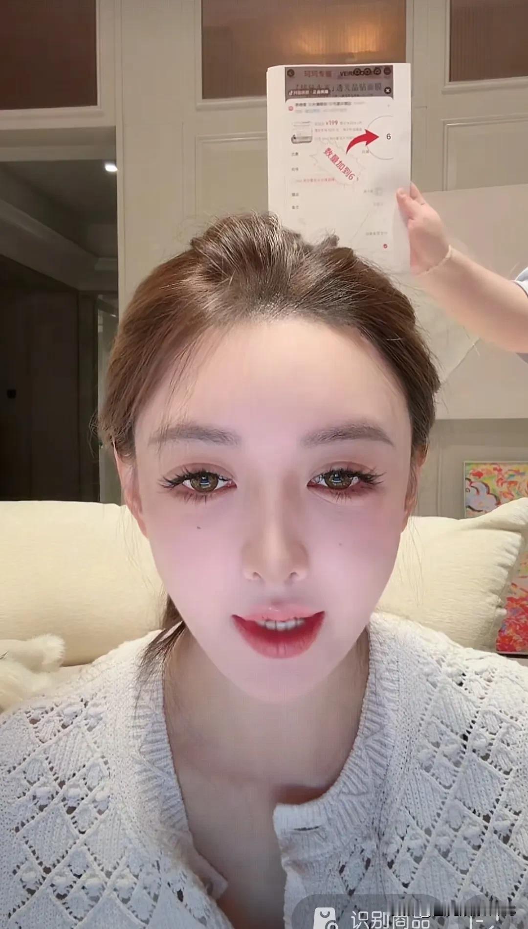 现在抖音网红界最火的两个女生就是韦雪和叶柯了。
      韦雪这两天一直上占据