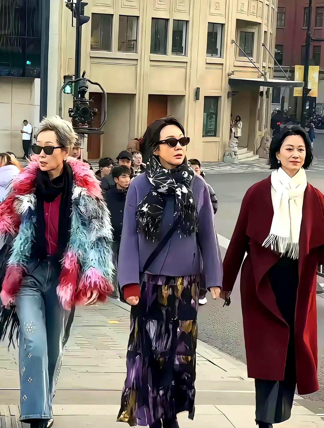 70岁叶童把黑皮鞋穿成武器，50岁闫妮却穿成买菜鞋。
 
叶童套上赤杨红毛毛外套