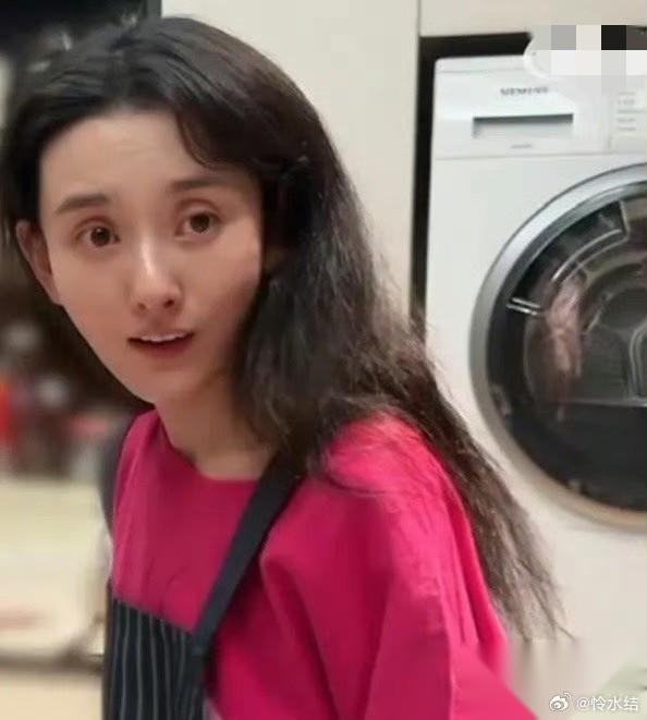 宋祖儿太可怕了！微博背景至今都还是“我要减肥”…… 如今的宋祖儿已经瘦脱相了，整