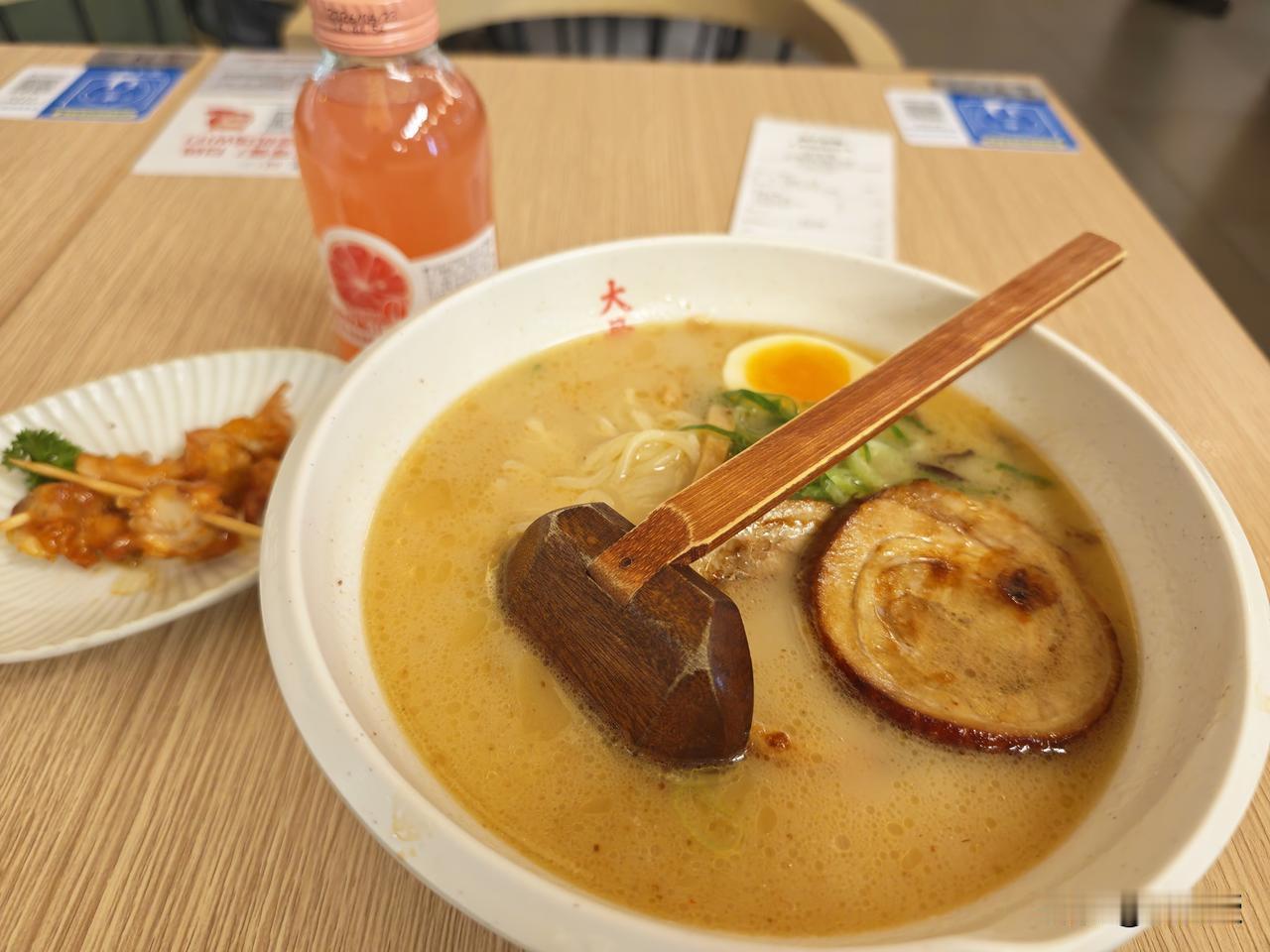 首都机场
一碗面
两个串
一瓶果汁
69块钱
客观的说
贵吗？