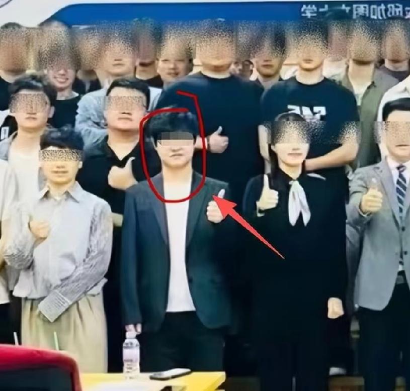 韩国杀害女孩的教授郑某正脸暴光。长的人模g样的。西装革履，在异国他乡干出这种没有