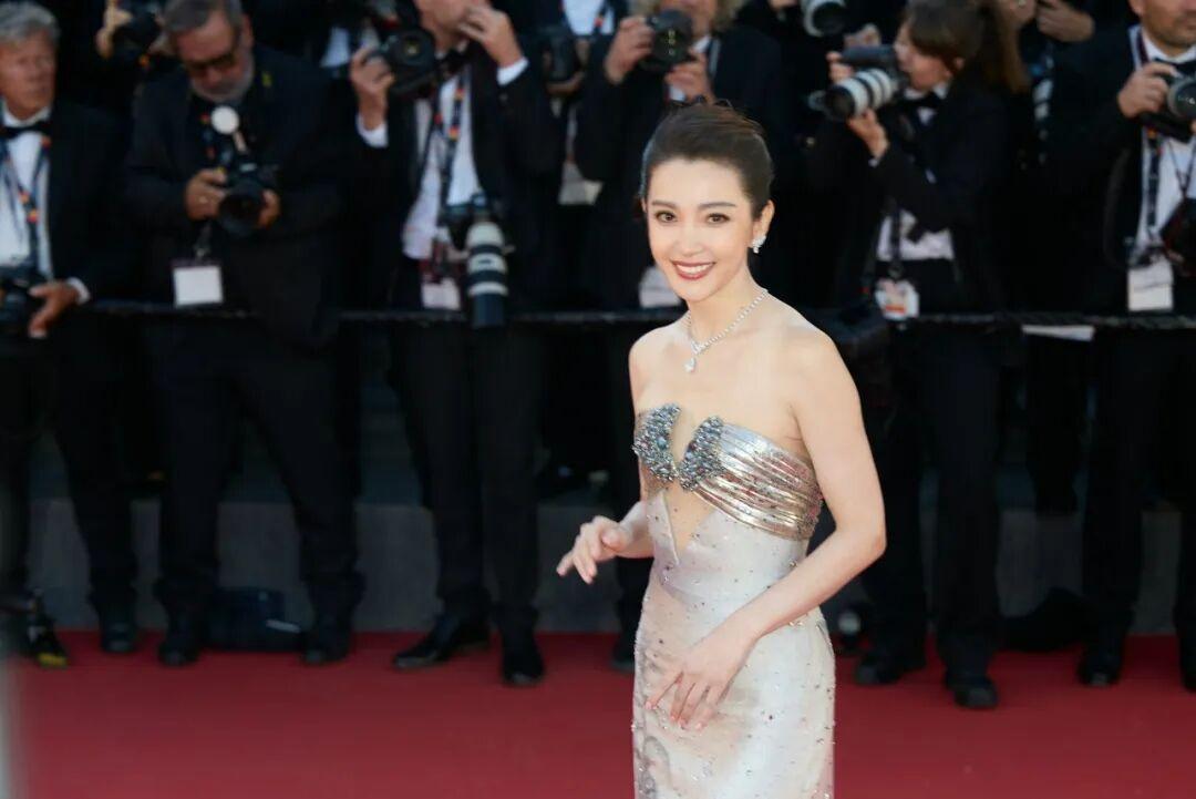 中国女星李冰冰阔别戛纳10年强势回归！5月16日，她以Armani品牌代言人身份