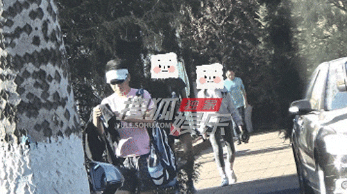 瞿颖和男友带两个女儿打网球 近日，瞿颖和男友带着两个女儿一起打网球，瞿颖年过50