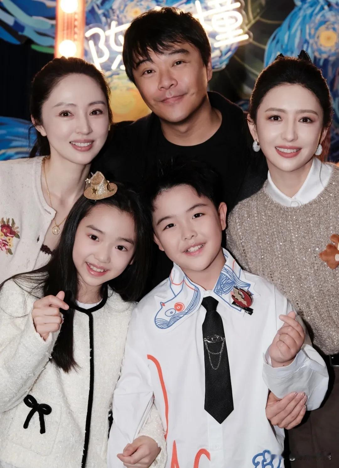 基因真是好奇怪，佟丽娅和陈思诚都是大双眼皮，他们的儿子朵朵居然是单眼皮！
佟丽娅