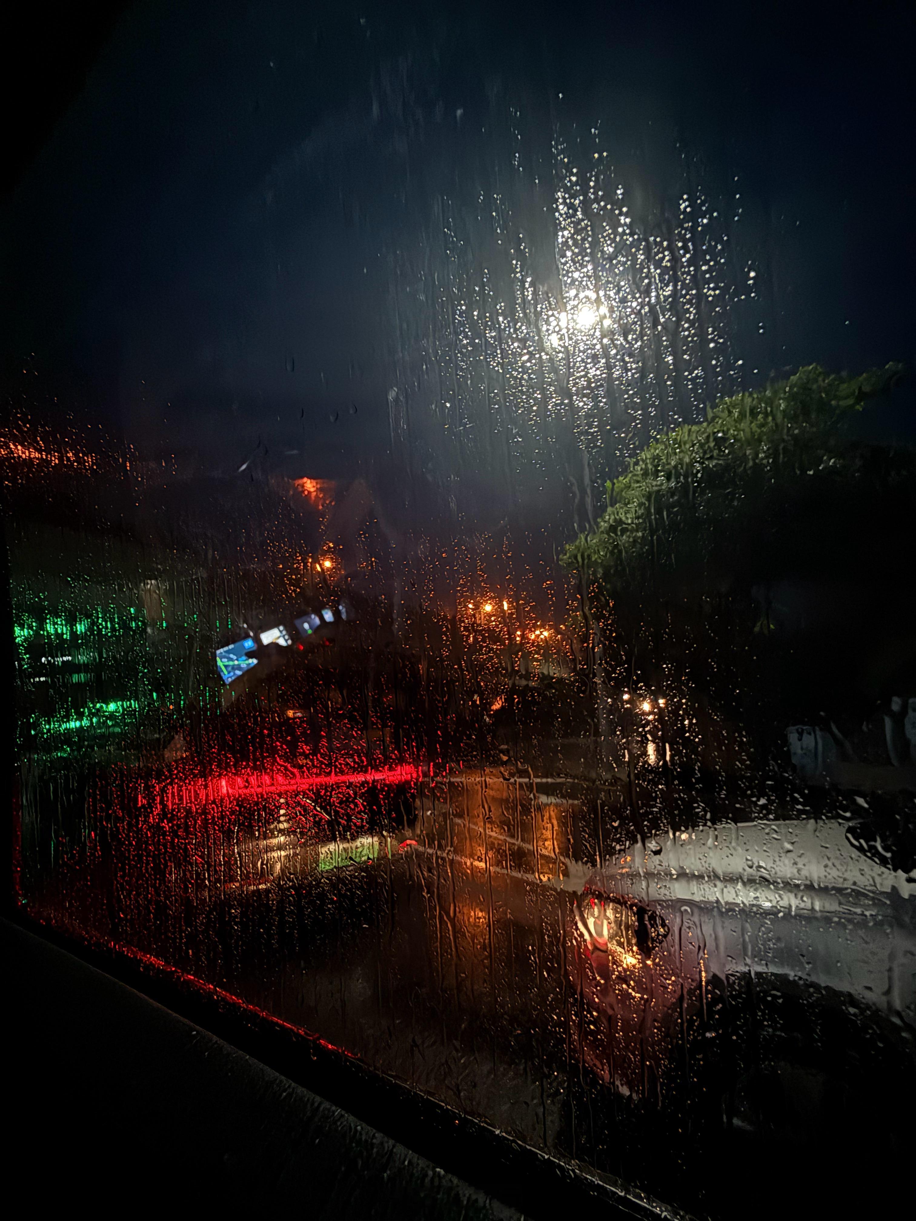 深圳这个雨啊～～[允悲]  ​​​