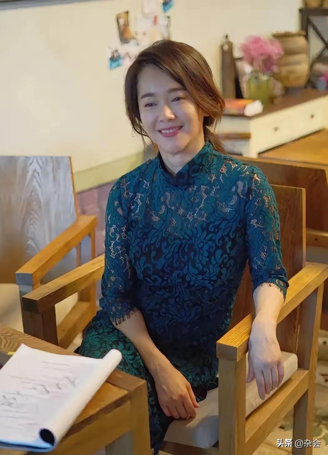 有一种美，叫左小青穿旗袍。
墨绿蕾丝，勾勒出的不仅是绝美的身姿，更是岁月沉淀后的