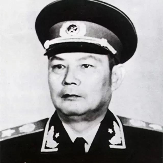 许多人认为华国锋是个性格内向、能力一般的“老实人”。然而，当审视他的经历时，却会