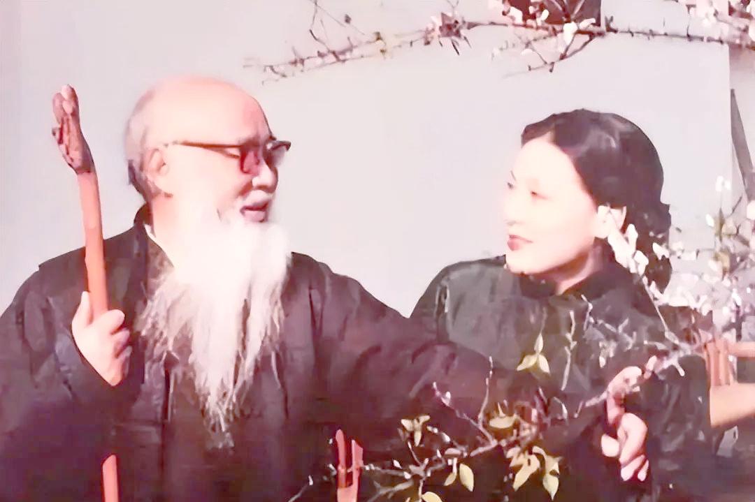 15岁的黄凝素嫁给张大千，婚后不久就怀孕了，孩子一个接一个地生，一共生了8个。谁