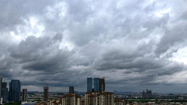 中央气象台于4月15日多次发布暴雨蓝色预警，提示4月15日至16日我国南方多地将