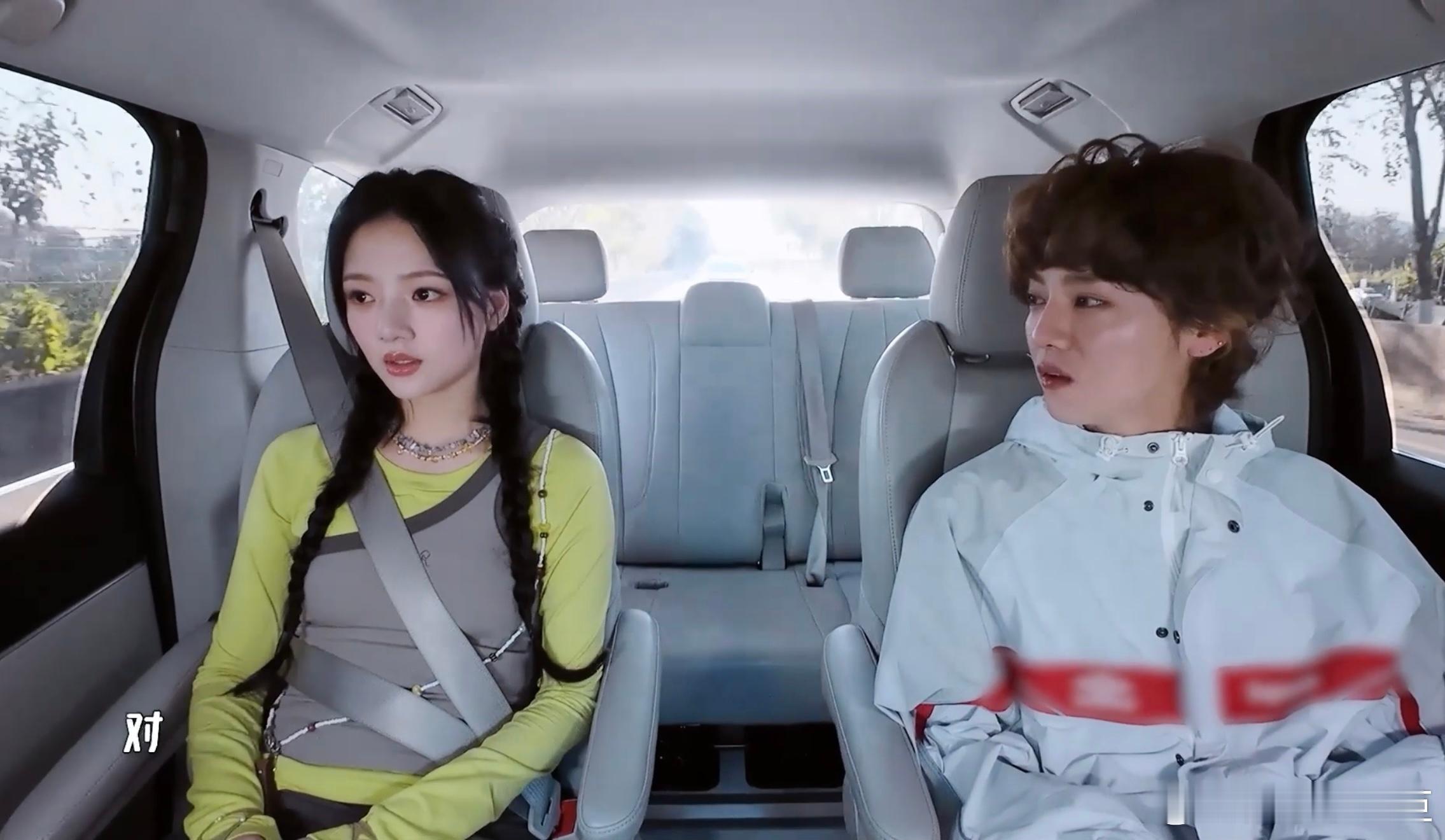 鹿晗任敏好刻板的i人哈哈哈哈哈 两个i人同框的社交状态太真实，鹿晗努力开口却只憋