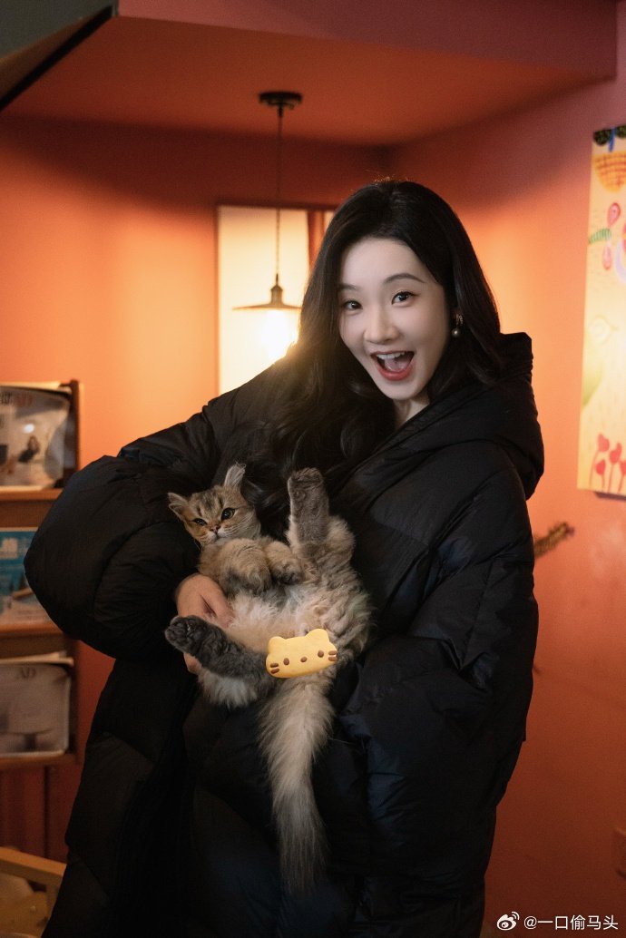 张艺凡一笑起来我什么都招了笑容甜妹藏着复仇剧本，张艺凡在《101金库》马尾校服是