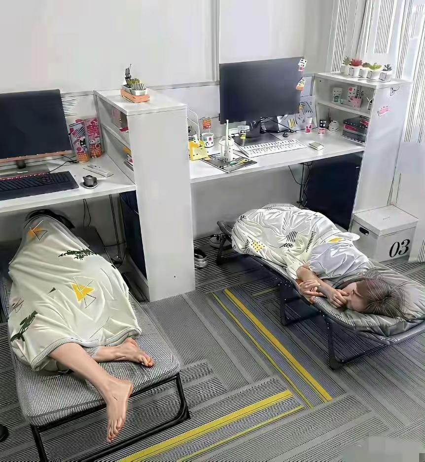 两张午休照刷屏全网：终于读懂了读书最现实的意义

这两张图最近刷爆了朋友圈，看哭