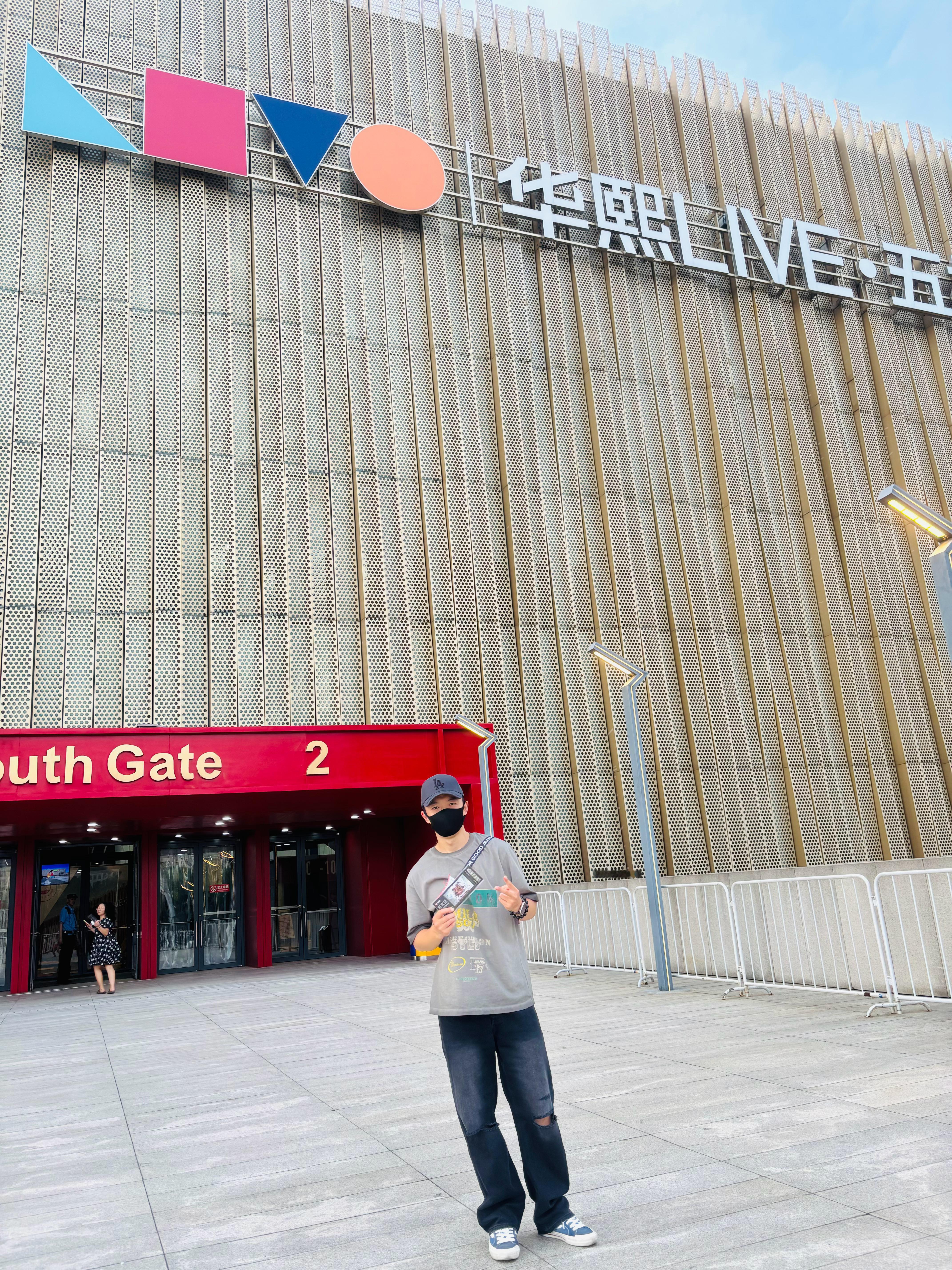 尽管歌单整体偏“冷门”，他还是那个能把体育场的合唱氛围唱成KTV包厢的人[苦涩]