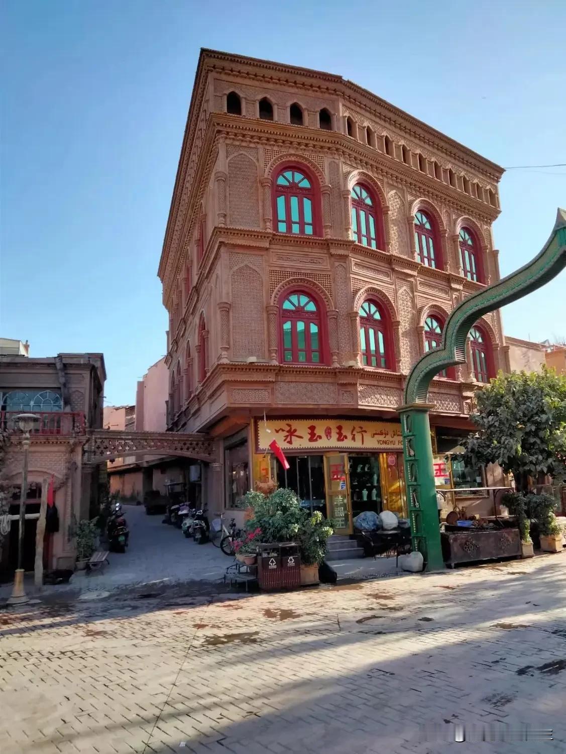 朋友，你要写喀什，就不能只写喀什！


你要写清晨六点半，艾提尕尔广场上鸽群起飞