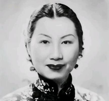1982年，75岁的关露躺在病床上，身体已经十分虚弱。病房里灯光昏黄，空气沉闷。