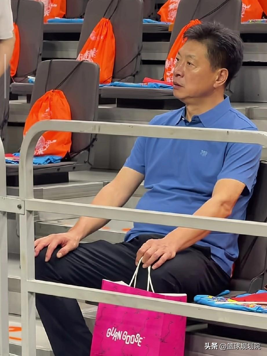 这个男人多么想回到赛场上，可惜还有一段时间！

近日，看到李春江指导坐在看台上，