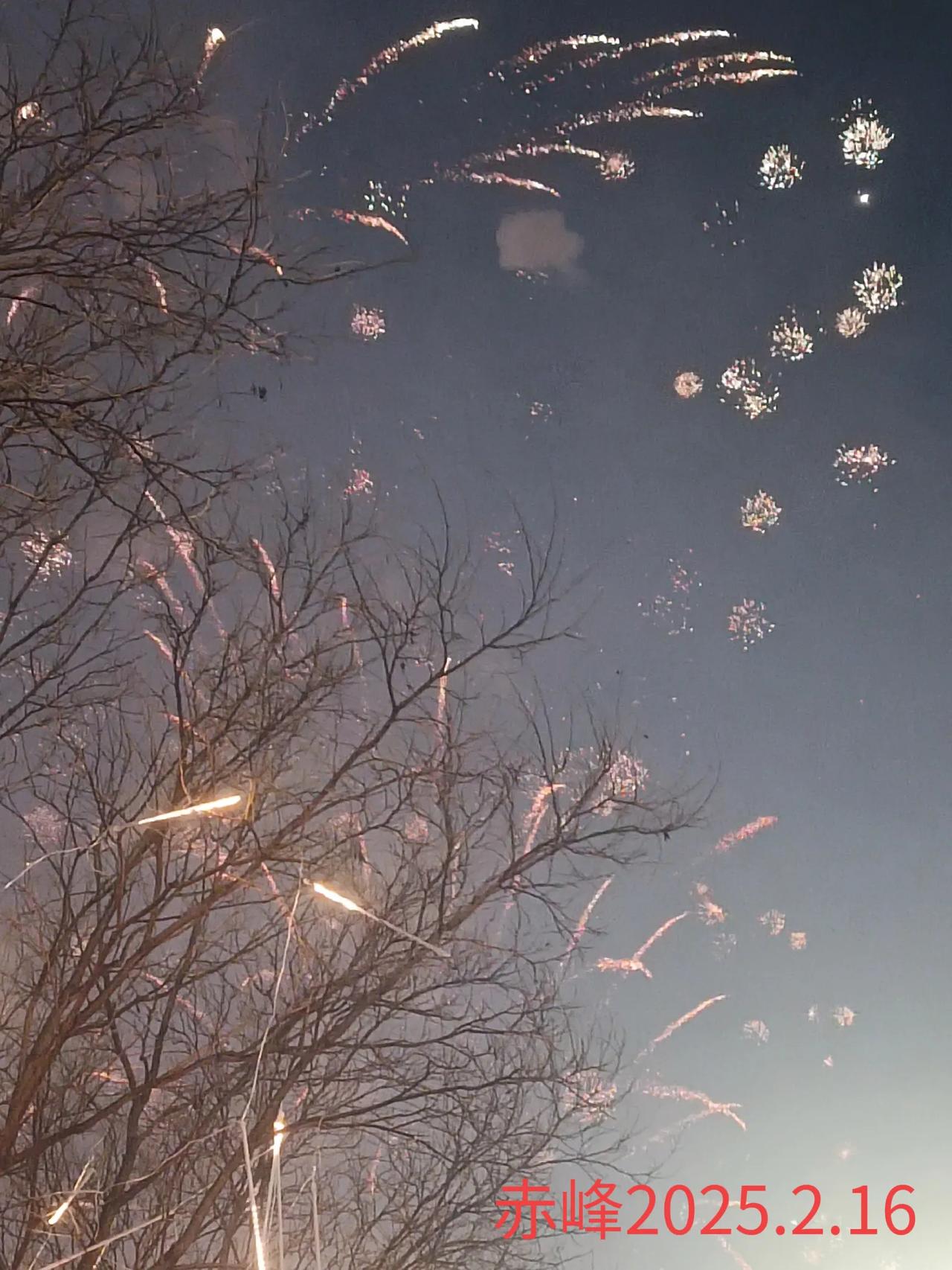 分享一张相册里随手拍的天空观花随拍，元宵节天空中的烟花。