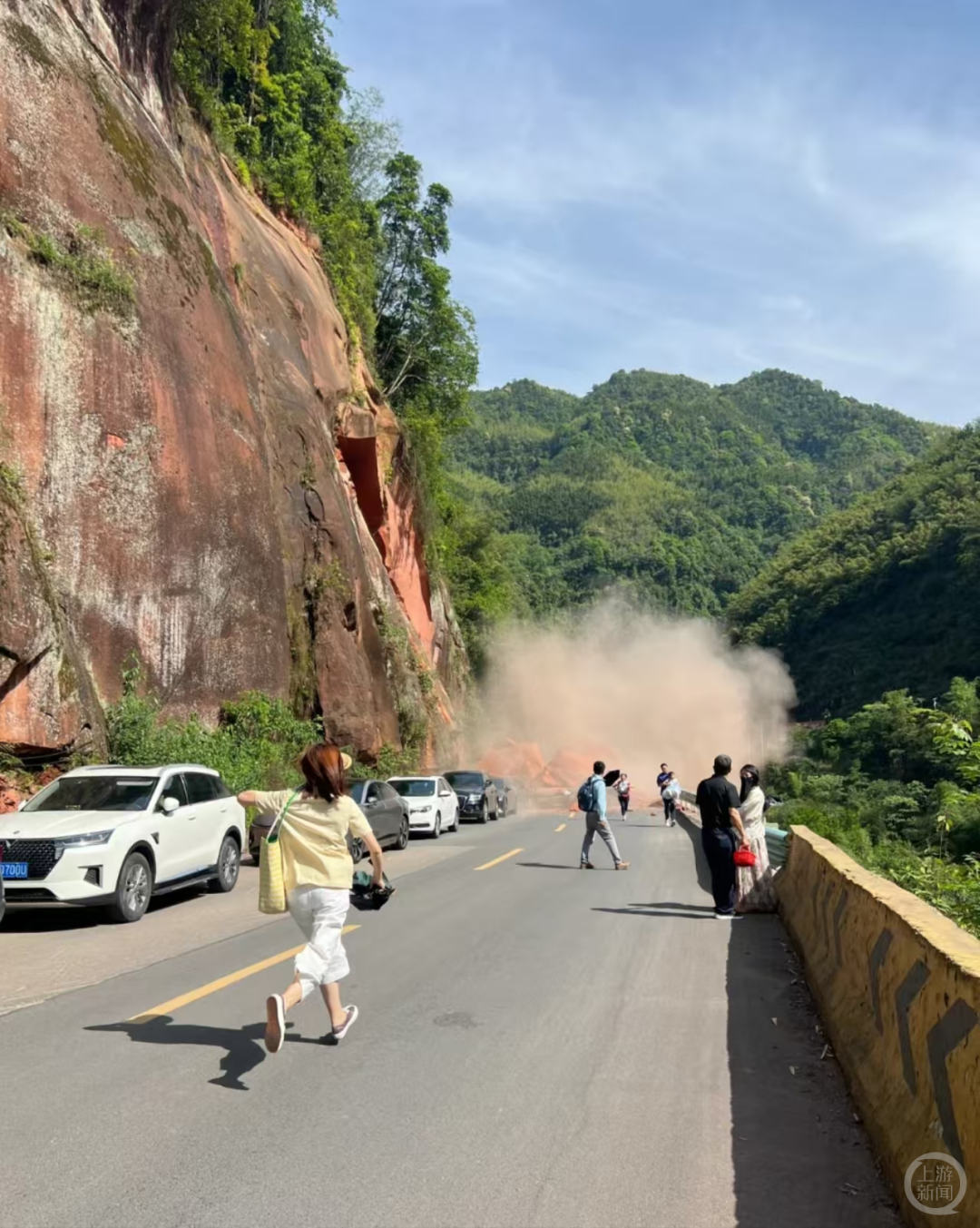 贵州一景区附近山体塌方，有车辆被埋，官方通报