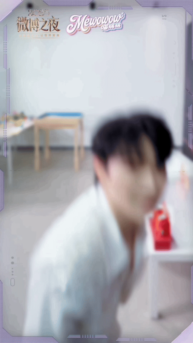 周深摸头杀周深 天天开心哦 也太宠生米了！替生米们转达了愿望，深深摸头杀这就安排