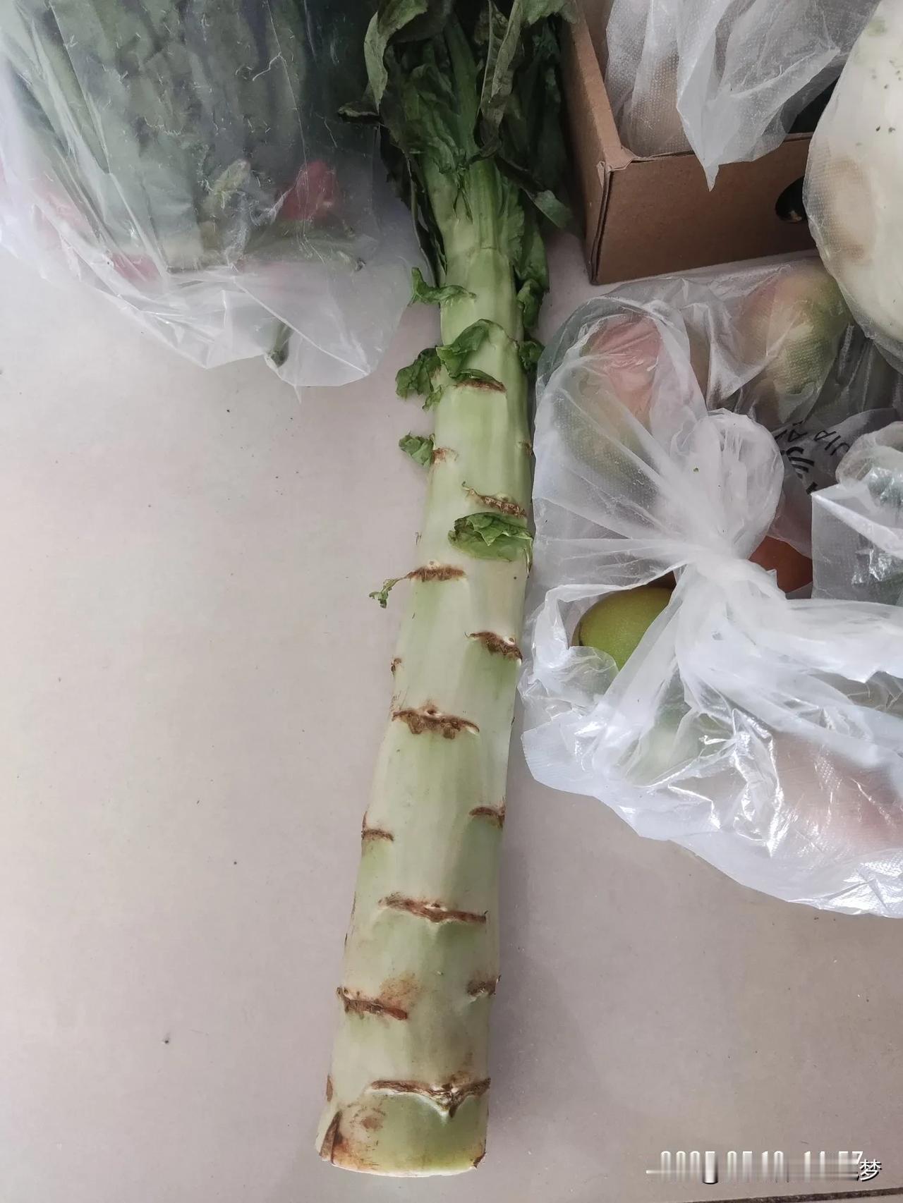 真正买菜的农贸市场也是越来越少，都把它搞成商场话，加高老百姓成本，摊位租金高，便