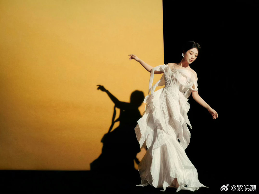 杨紫  完美的，就像一朵綻放的玉蘭花杨紫白玉兰最佳女主提名公式照