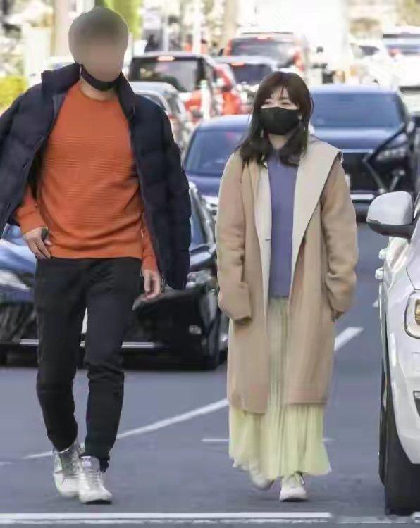 2021年3月被拍时还是朋友关系。正式离婚后，2021年年末才开始交往。2025