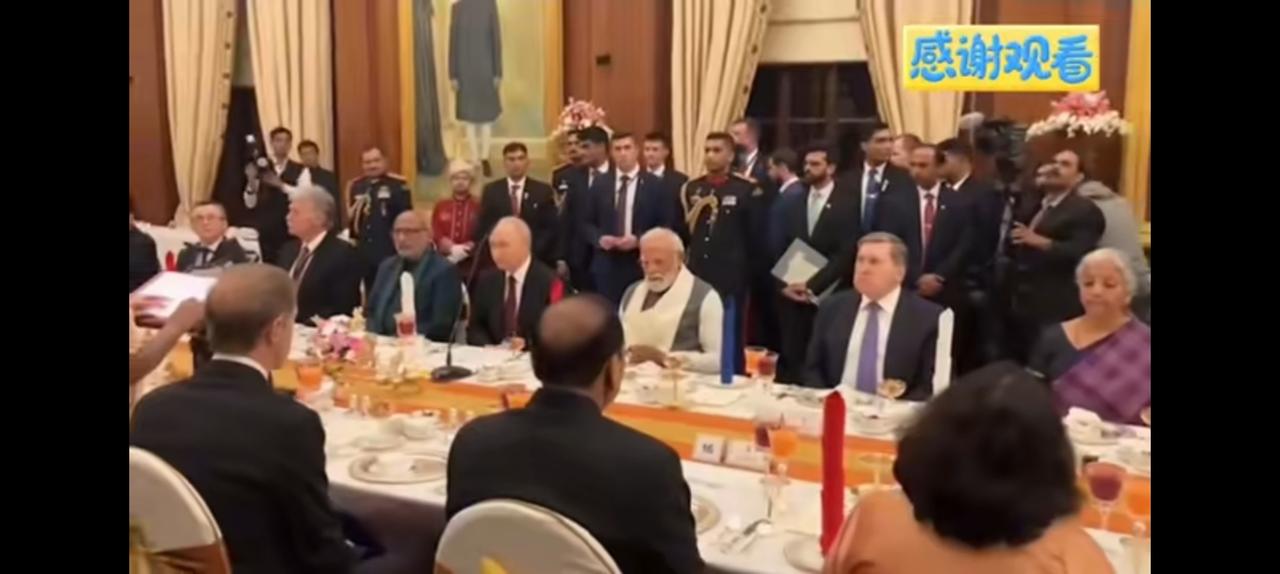 印度给普京总统准备国宴你看到刀叉了么？十几米长的桌子来回播放就觉得少了点什么。