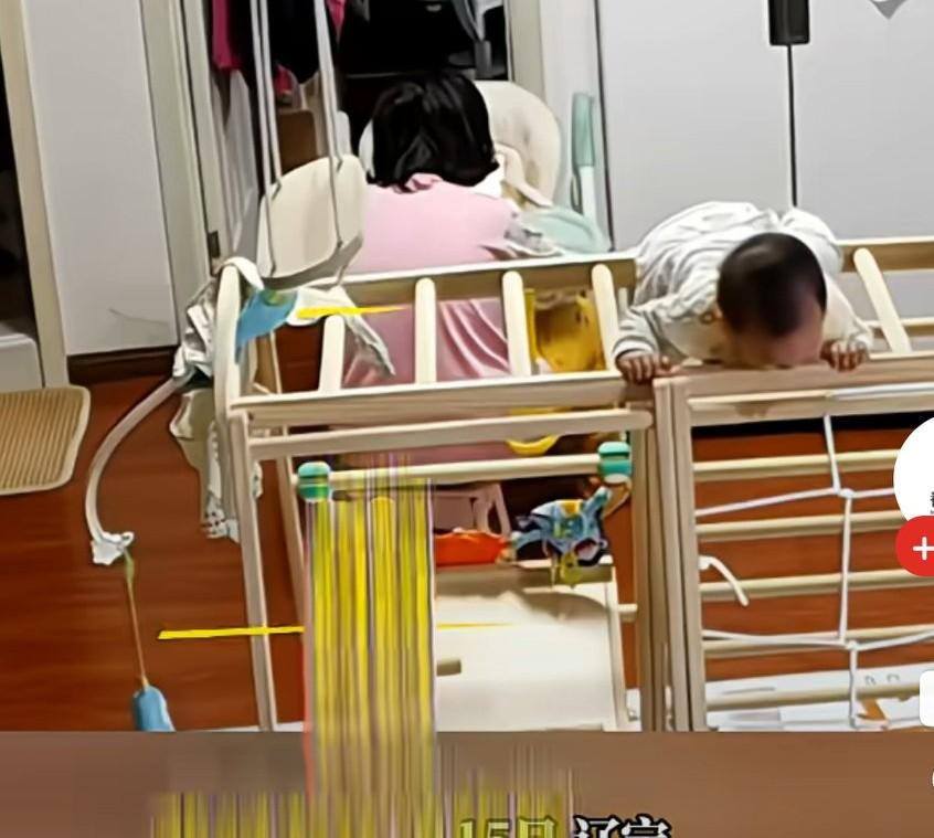 孩子趴在攀爬架上不敢动弹，吓得哇哇大哭，
听障妈妈背对着孩子坐着吃饭，
没有听到