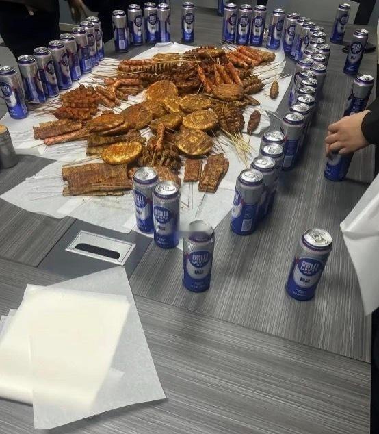 公司加班，老板买的夜宵你觉得怎么样？ ​​​