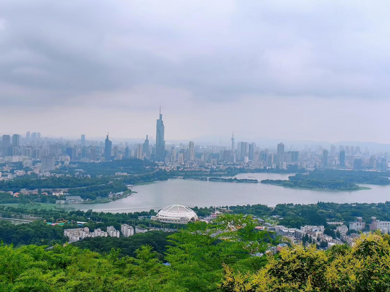 人到中年，钱是底气，更要紧的是三样。一副扛得住生活的好身体，一家和睦省心的亲人，
