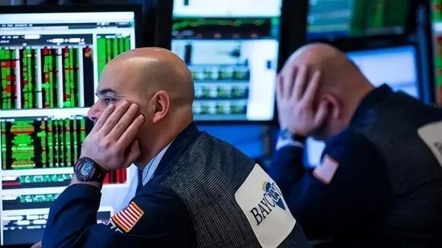 一旦中国今天清空全部7307亿美元美债，明天我们自己的出口企业，就将接不到一张新