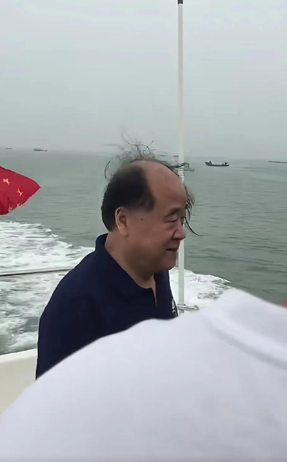封面具象写实化
莫言的头发很忧伤
一直想《不被大风吹倒》
奈何发型不争气