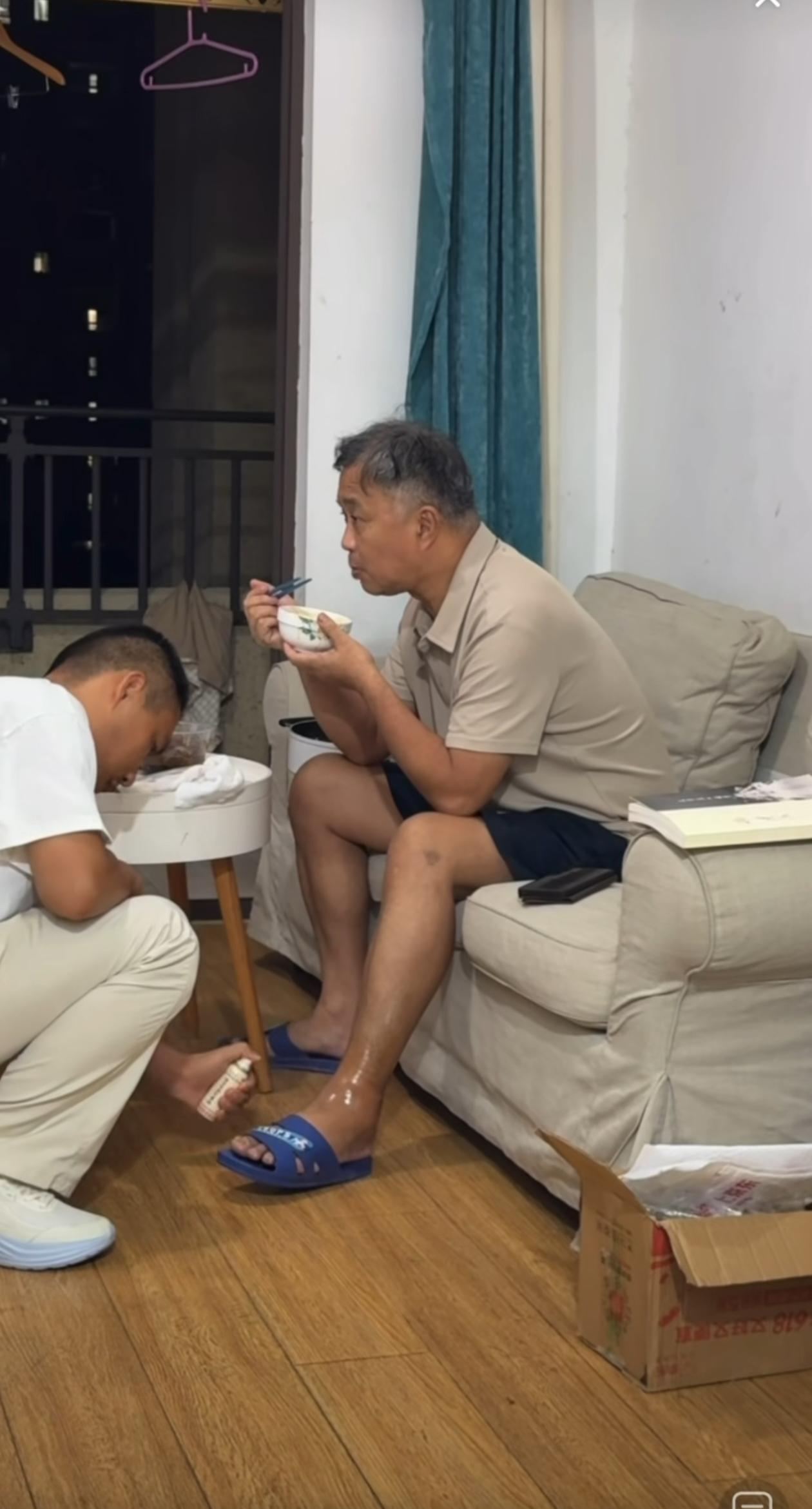 沈巍不慎腿部受伤，很快便肿了起来。小齿轮对他关怀备至，悉心照料。沈老师吃饭时，小